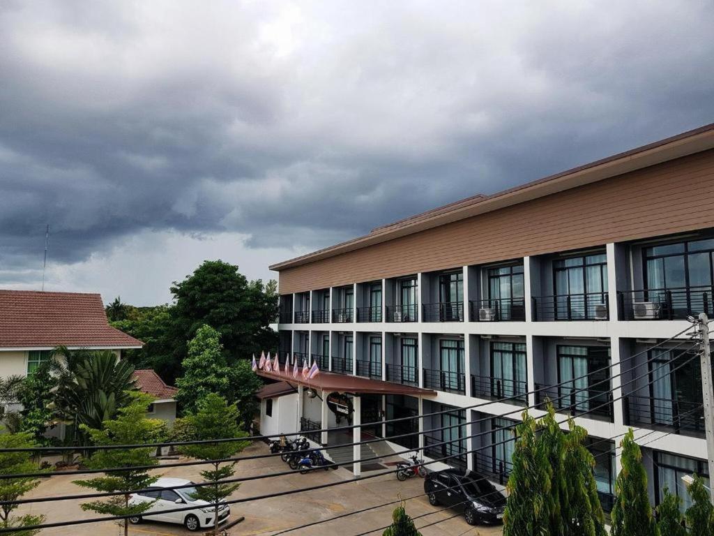 Pornsiri Hotel Sisaket Bagian luar foto